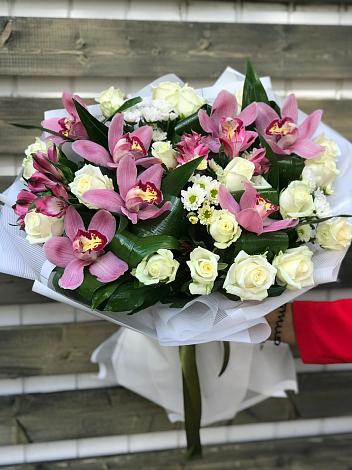 Букет цветов из: Розы и Хризантемы в Гжель