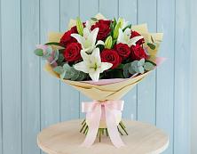 Букет цветов из:  Лилии и Розы в Гжель