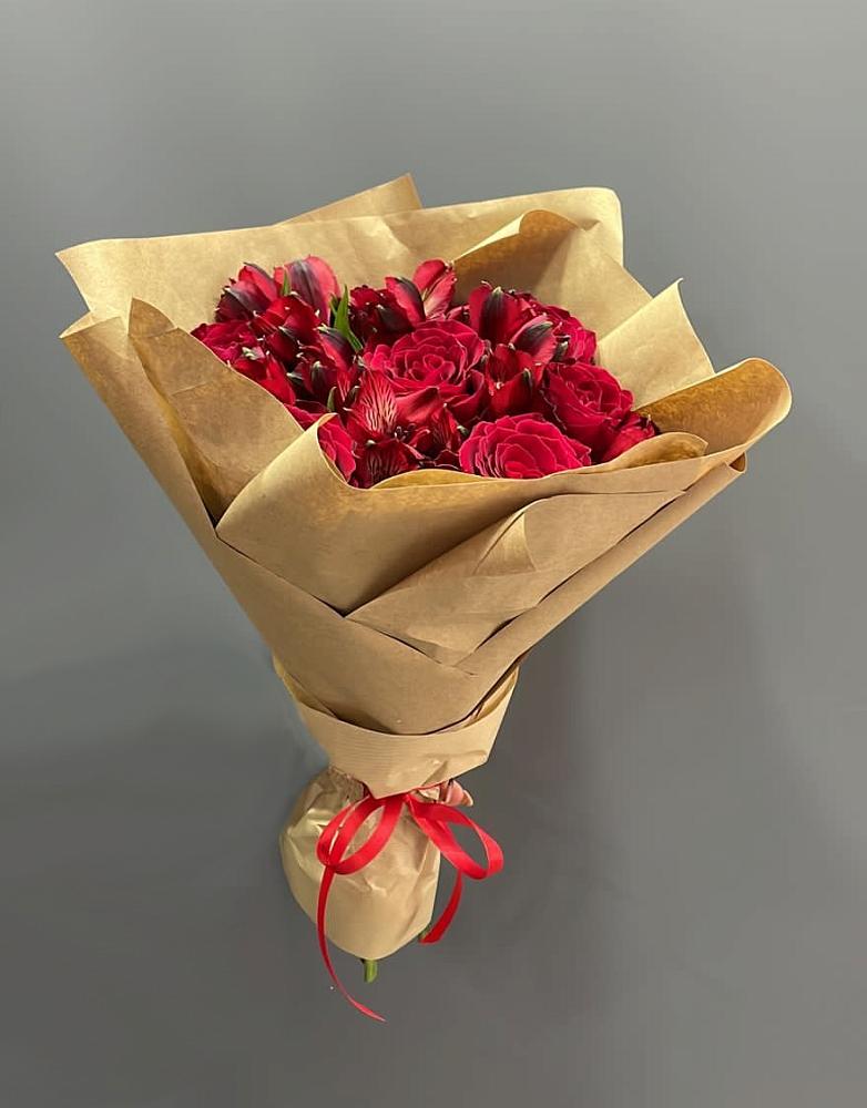 Букет цветов из: Альстромерии и Розы в Гжель