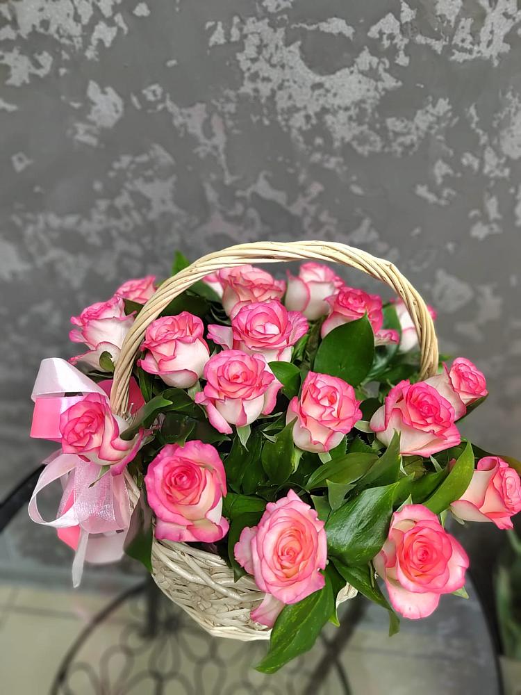 Цветочная композиция из Розы в корзине в Гжель