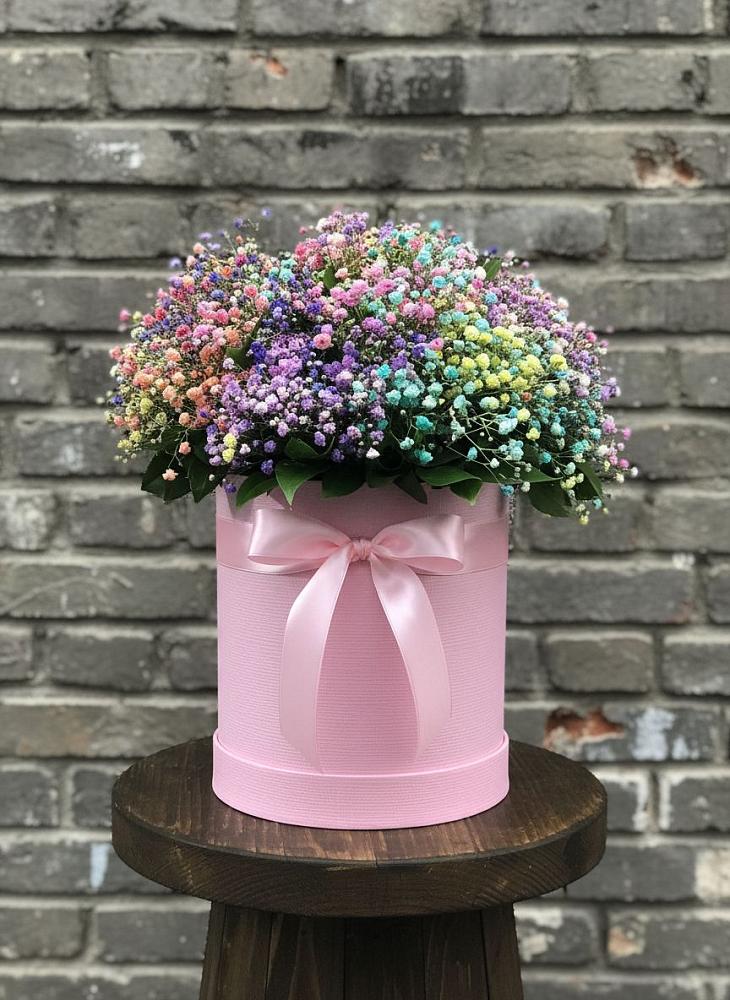 Цветочная композиция из Гипсофила и Розы в шляпной коробке в Гжель