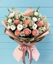 Букет цветов из:  Розы, Альстромерии и Лизиантусы в Гжель