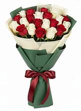Букет Микс из красных и белых роз в Гжель