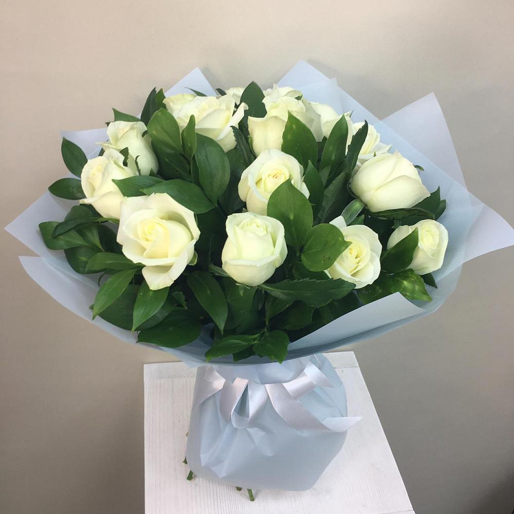 Букет 15 Белых роз Проуд в Гжель