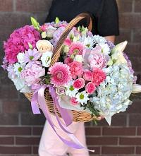 Цветочная композиция из Розы, Хризантемы, Пионы и Лизиантусы в корзине в Гжель