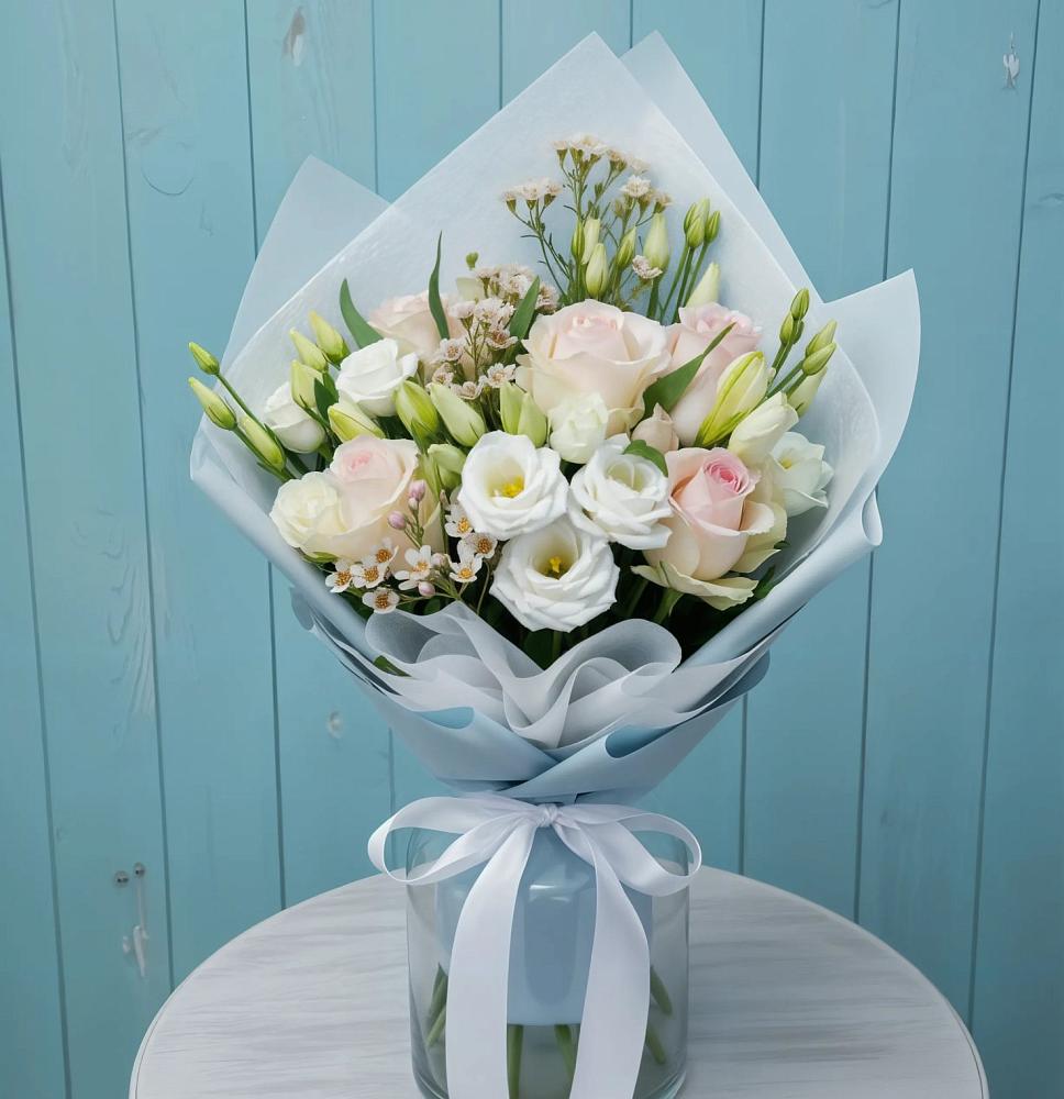 Букет цветов из: Розы и Лизиантусы в Гжель