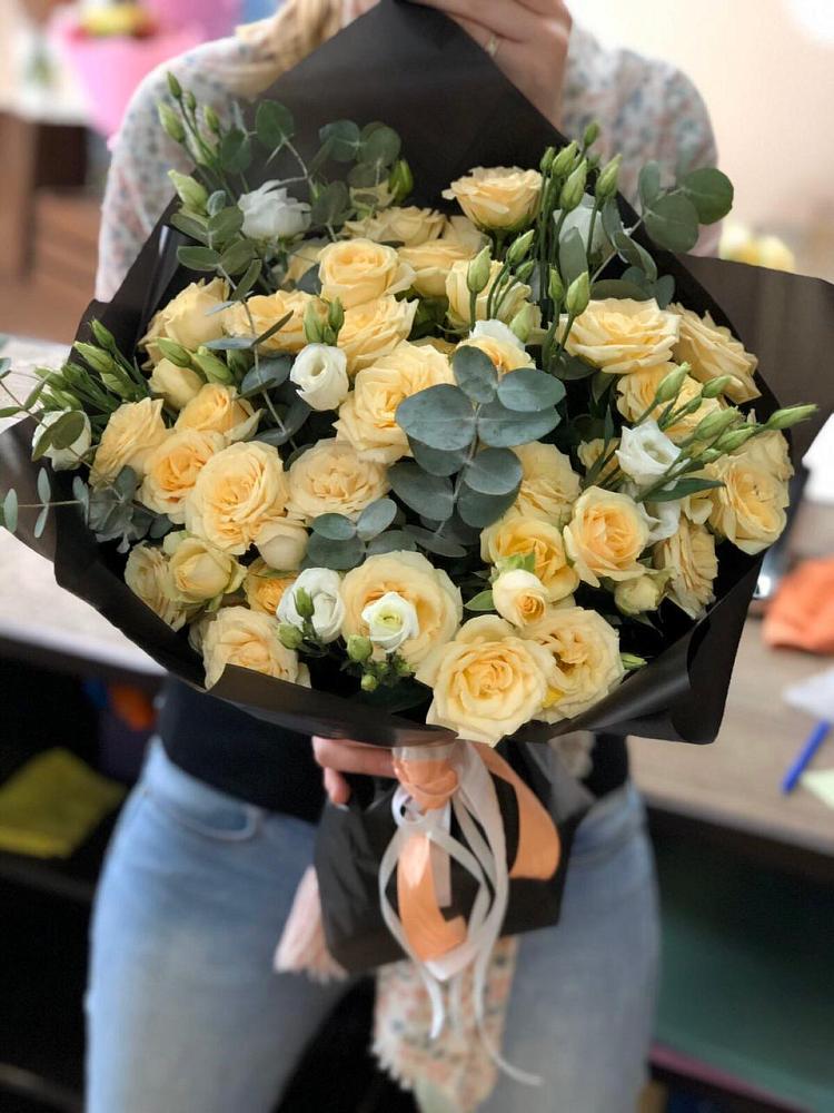 Букет цветов из: Розы и Лизиантусы в Гжель