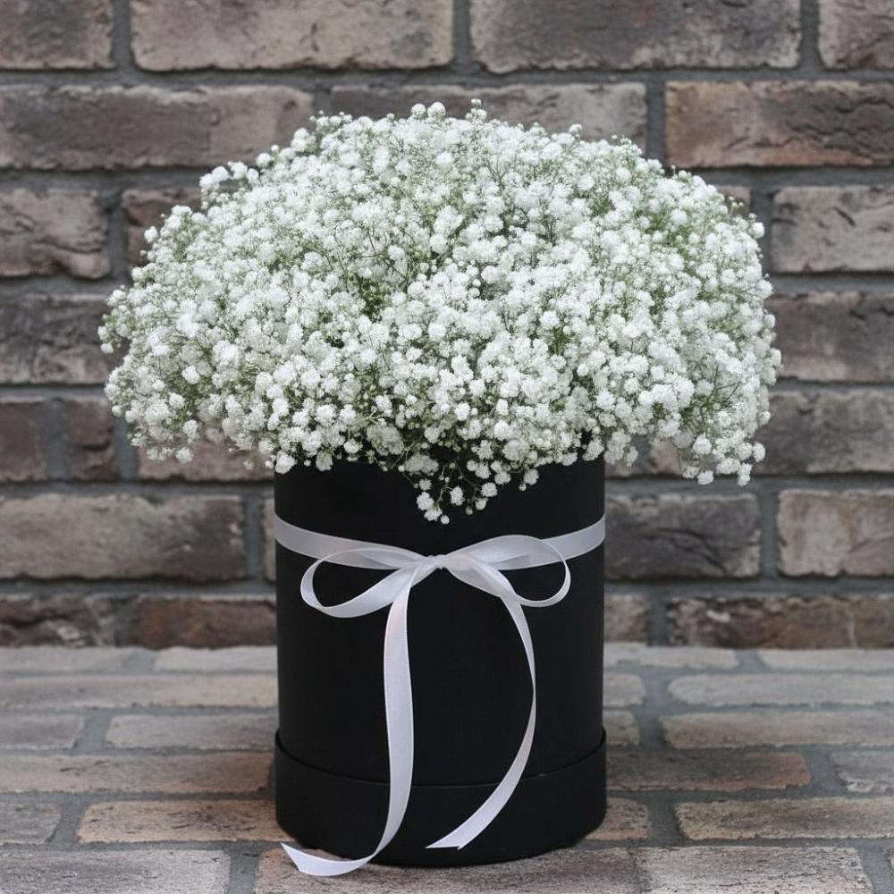 Цветочная композиция из Гипсофила в шляпной коробке в Гжель