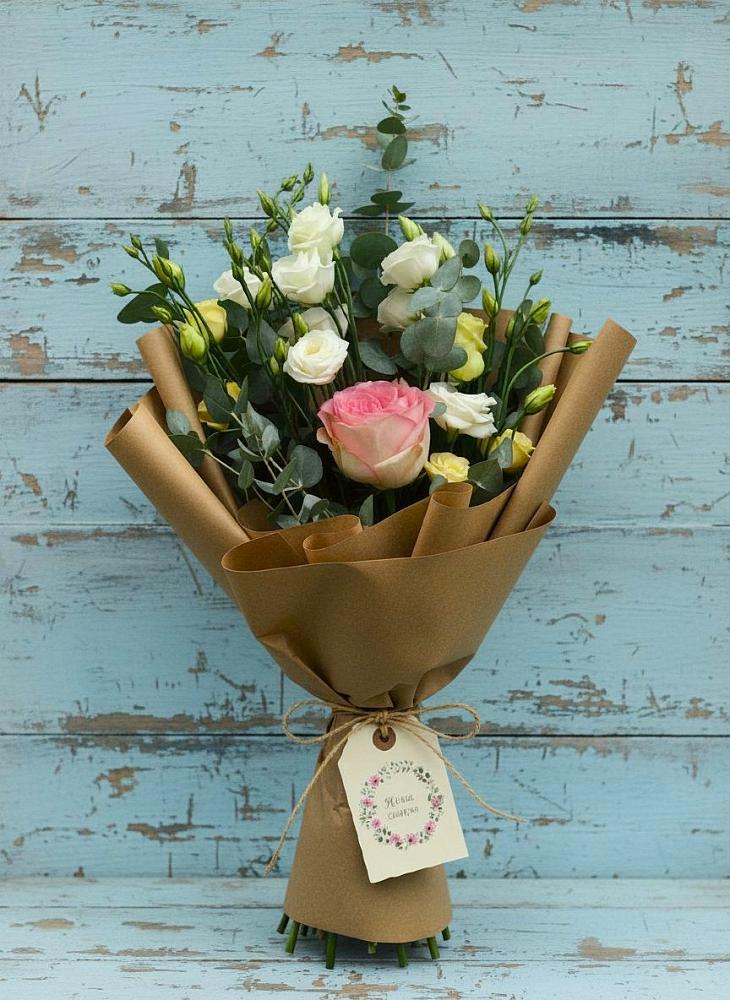 Букет цветов из: Розы и Лизиантусы в Гжель