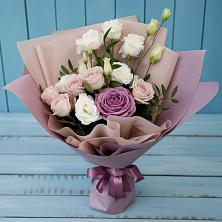 Букет цветов из:  Розы и Лизиантусы в Гжель