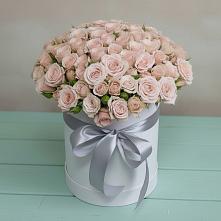 Цветочная композиция из Розы в шляпной коробке в Гжель