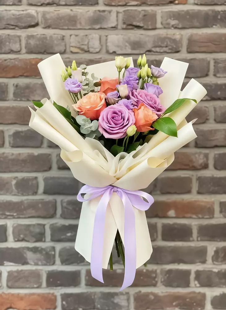 Букет цветов из: Лизиантусы и Розы в Гжель