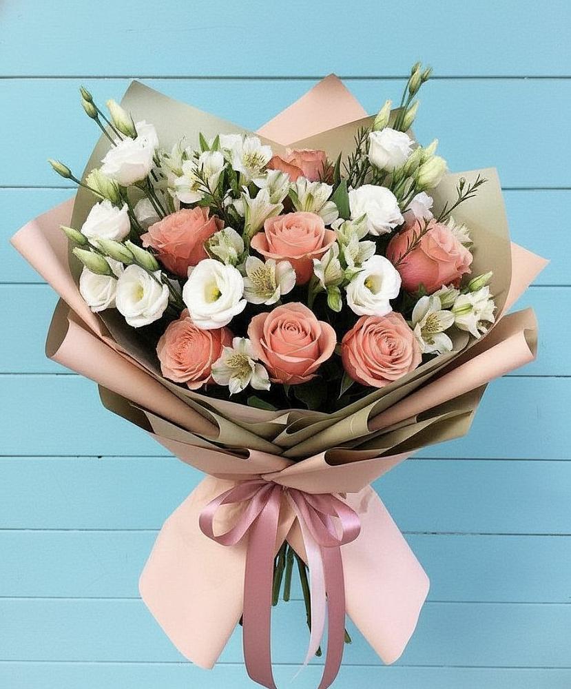 Букет цветов из: Розы, Альстромерии и Лизиантусы в Гжель