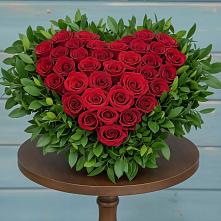 Цветочная композиция из Розы в виде сердца в Гжель