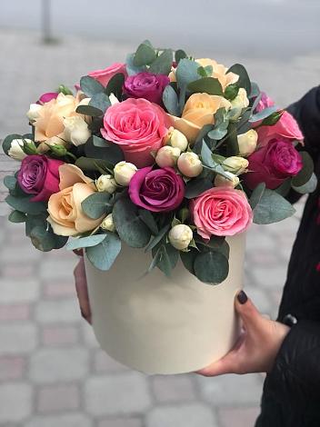 Цветочная композиция из Розы в шляпной коробке в Гжель