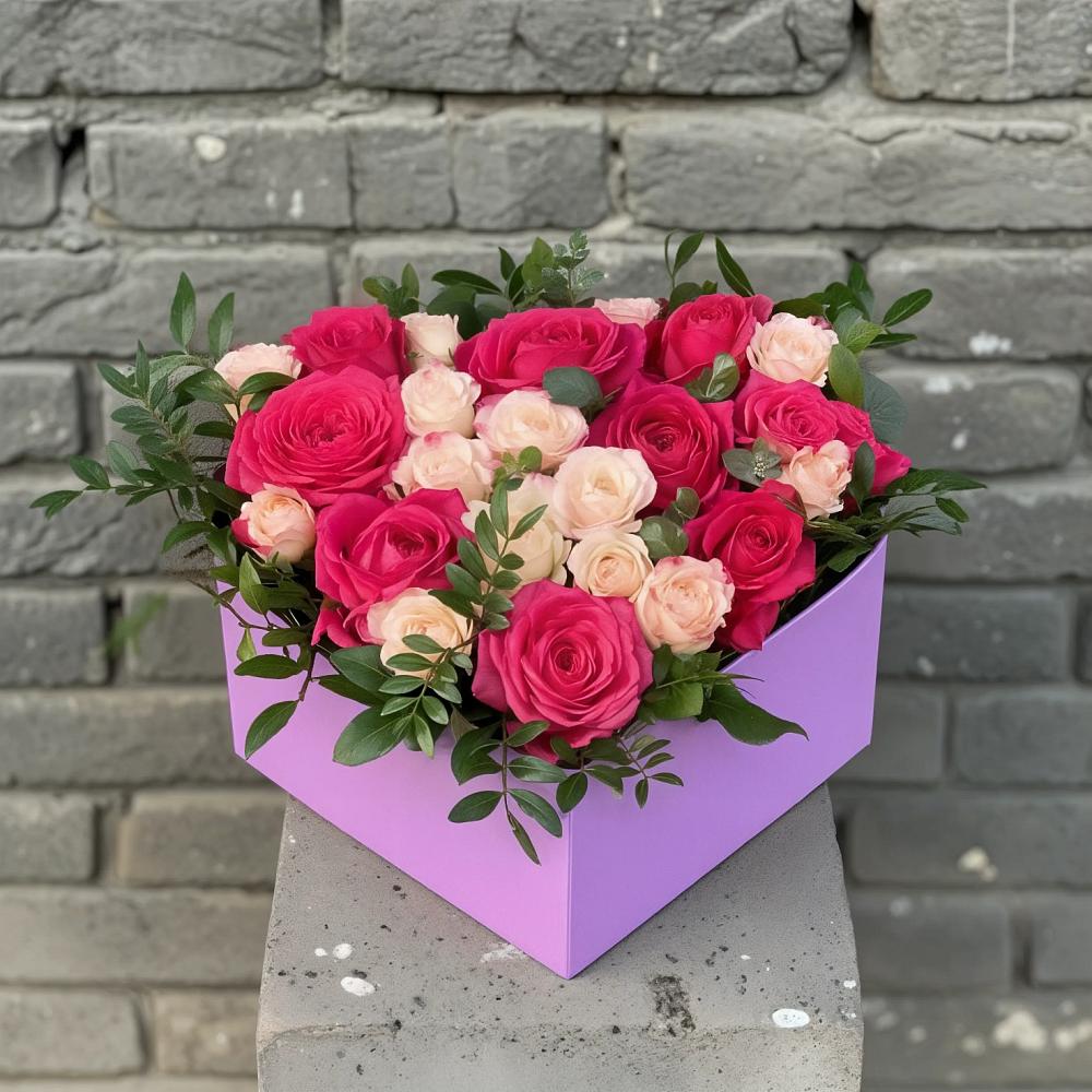 Цветочная композиция из Розы в коробке в Гжель