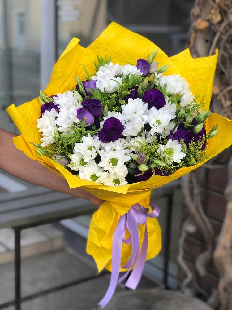 Букет цветов из: Ирисы, Хризантемы и Ромашки в Гжель