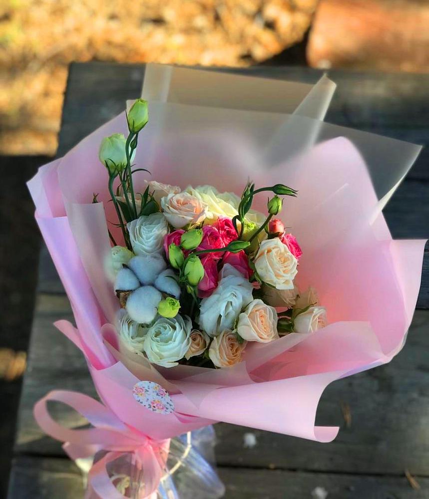 Букет цветов из: Розы и Лизиантусы в Гжель