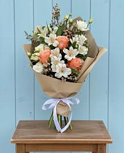 Букет цветов из:  Альстромерии, Лизиантусы, Розы и Хризантемы в Гжель