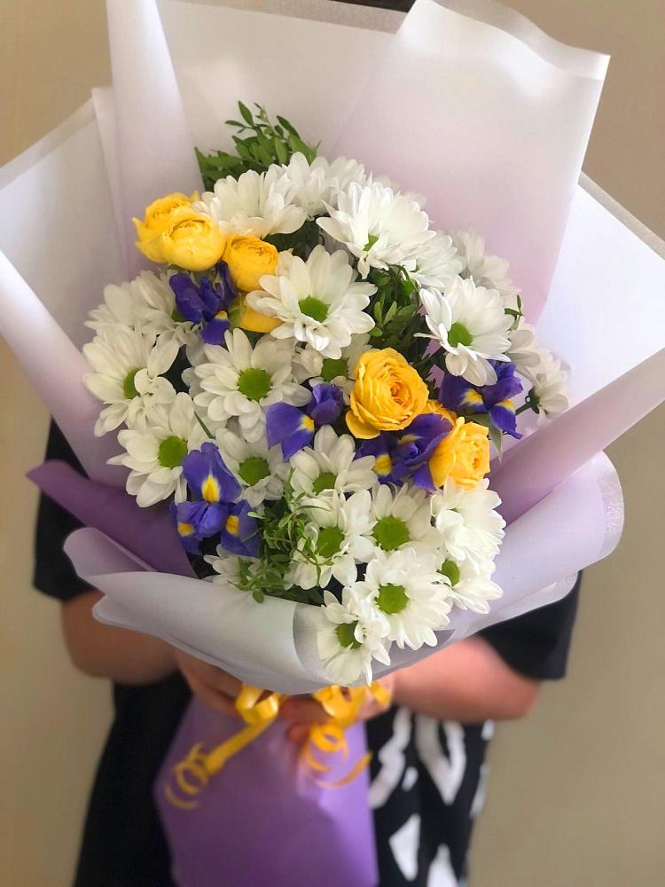 Букет цветов из: Ирисы, Хризантемы и Розы в Гжель