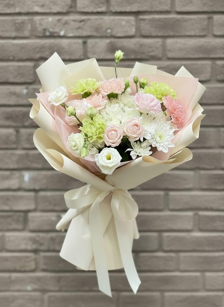 Букет цветов из: Гвоздики, Розы, Лизиантусы и Хризантемы в Гжель