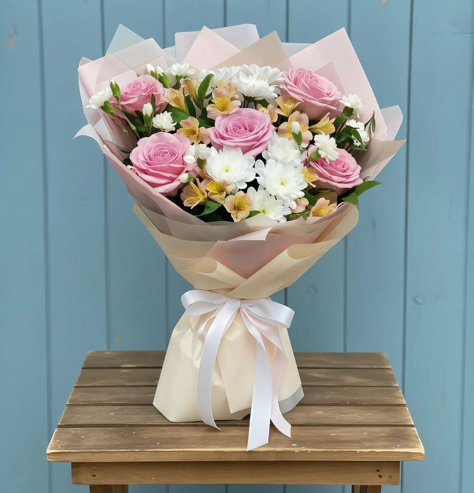 Букет цветов из: Гвоздики, Орхидеи и Розы в Гжель