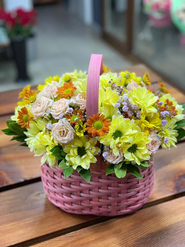 Цветочная композиция из Хризантемы и Розы в корзине в Гжель