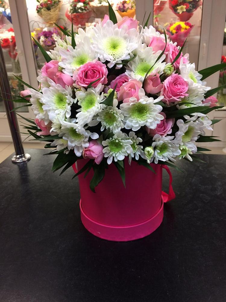 Цветочная композиция из Розы и Хризантемы в шляпной коробке в Гжель