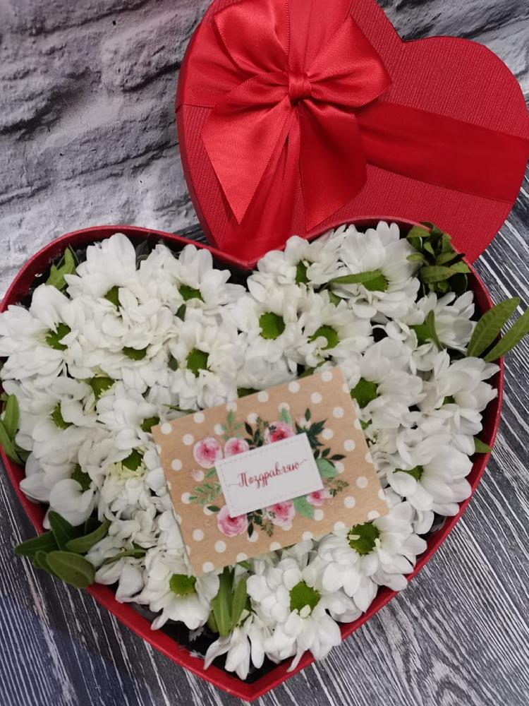 Цветочная композиция из Хризантемы в виде сердца в Гжель