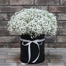 Цветочная композиция из Гипсофила в шляпной коробке в Гжель