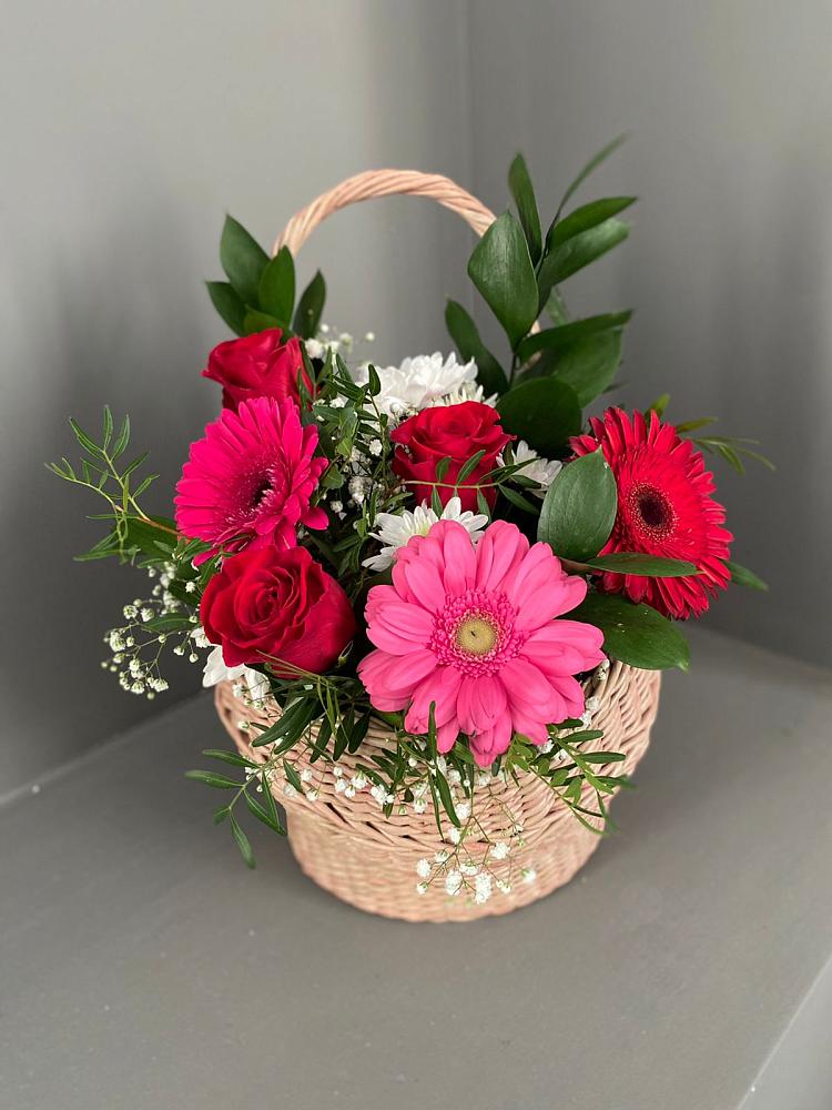 Цветочная композиция из Розы, Хризантемы и Герберы в корзине в Гжель