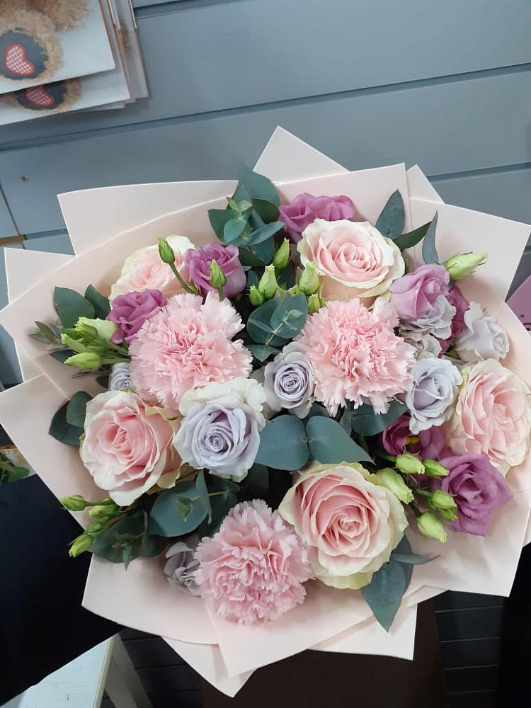 Букет цветов из: Розы, Гвоздики и Лизиантусы в Гжель