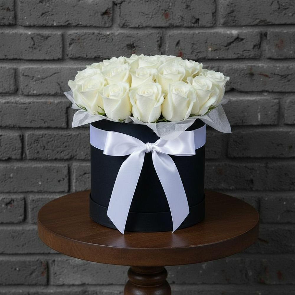 Цветочная композиция из Розы в шляпной коробке в Гжель