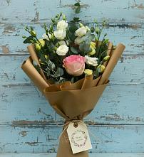 Букет цветов из:  Розы и Лизиантусы в Гжель