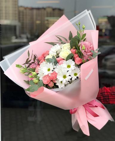 Букет цветов из: Розы, Лизиантусы и Хризантемы в Гжель