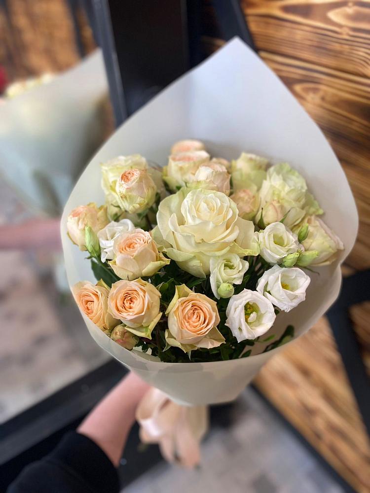 Букет цветов из: Розы и Лизиантусы в Гжель