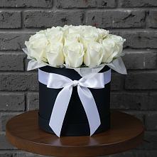 Цветочная композиция из Розы в шляпной коробке в Гжель