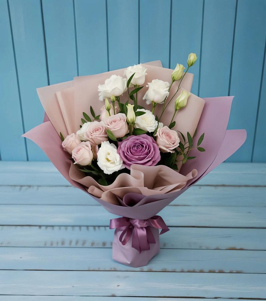 Букет цветов из: Розы и Лизиантусы в Гжель